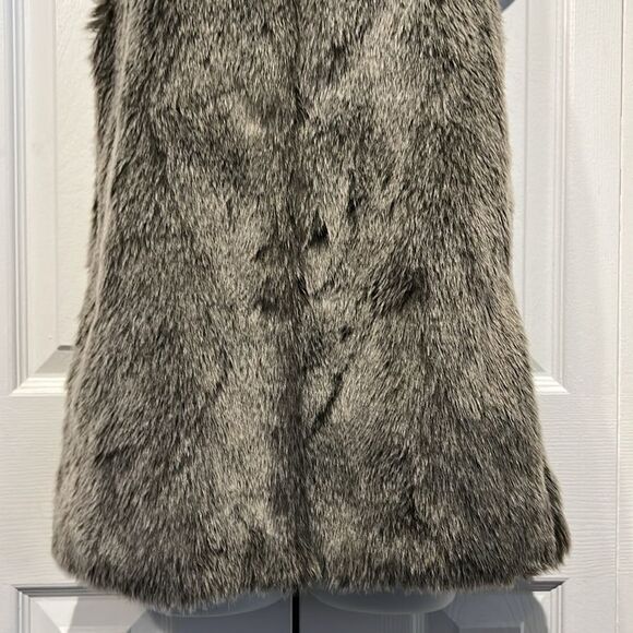 Aritzia‎ Talula Romilly Grey/Black Faux Fur Vest Size XS - Picture 3 of 12